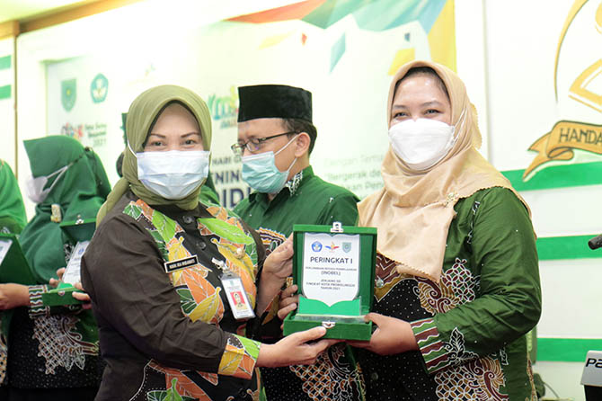 PENGHARGAAN: Soviatun Fatimatuzzuhro menerima piagam penghargaan juara 1 Inobel Jenjang SD tingkat Kota Probolinggo dari Sekda Kota Ninik Ira Wibawati.