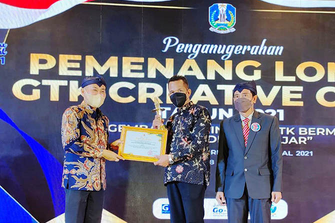 JUARA UMUM: Kepala Cabang Dinas Pendidikan Wilayah Probolinggo Kiswanto, S.Pd., M.Pd., menerima penghargaan sebagai juara umum dalam kompetisi inovasi GCC Batch 2.