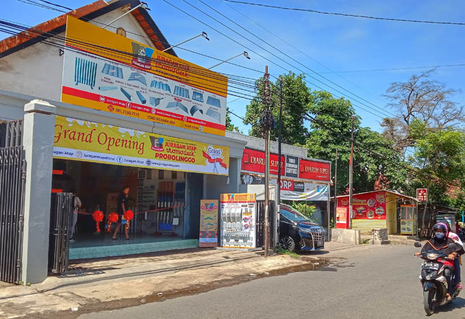 STRATEGIS: Lokasi Toko Menara Jaya mitra Juragan Atap Utomodeck, cukup strategis. Berada di tepi Jalan Raya Sebaung, Kecamatan Gending, Kabupaten Probolinggo. (Foto: Achmad Arianto/Jawa Pos Radar Bromo)