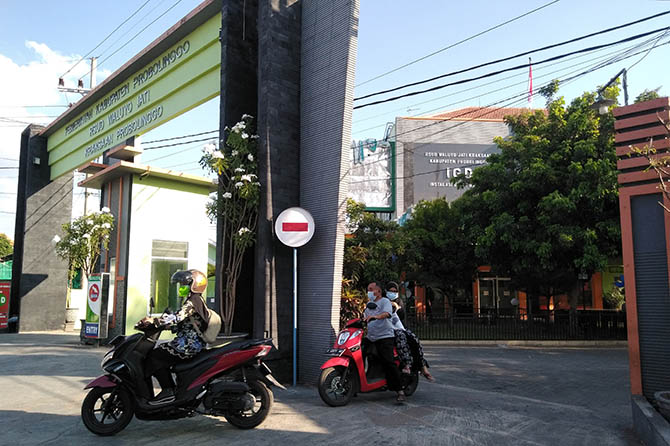 PENDAPATAN TURUN: Kondisi RSUD Waluyo Jati Kraksaan. (Dok. Radar Bromo)