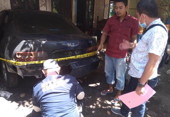 TKP: Mobil Honda Civic milik Rudi Hartono terbakar. Insiden ini diduga kesengajaan dan masih diselidiki polisi. (Foto: Istimewa)