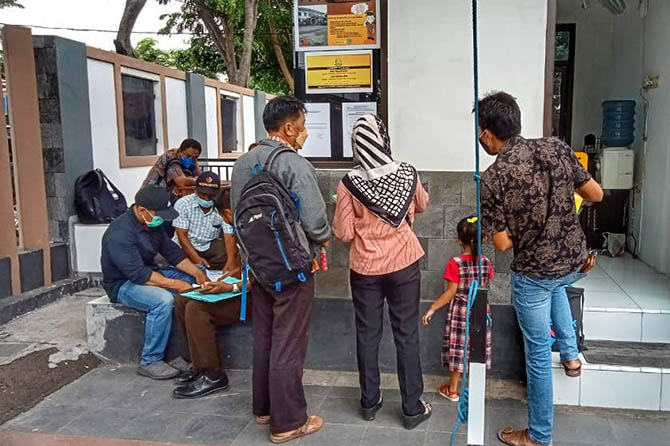 URUS SURAT: Beberapa Bacakades sedang mengurus surat keterangan tidak sedang menjalani hukuman pidana. (Achmad Arianto/Jawa Pos Radar Bromo)