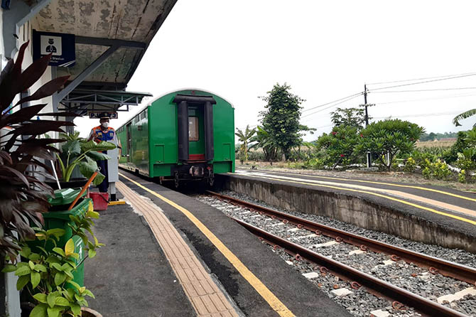 SEPI: Kondisi Stasiun Bayeman yang diproyeksi jadi stasiun transit untuk mendukung Kawasan Strategis Pariwisata Nasional (KSPN) Bromo. (Arif Mashudi/Radar Bromo)