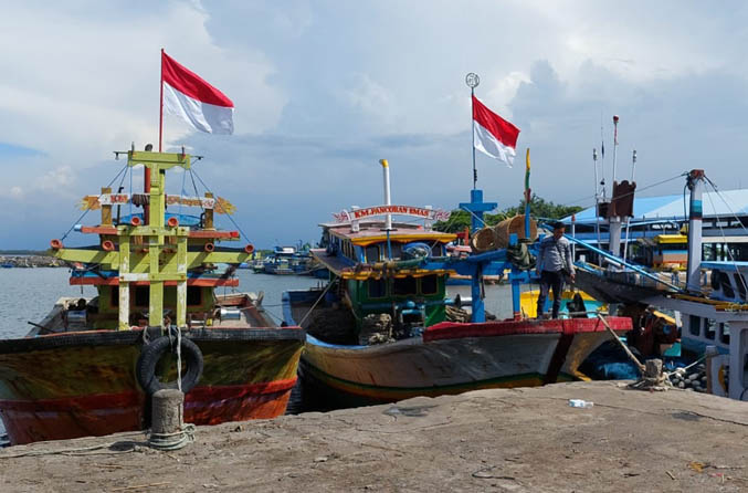 PARKIR: Kapal yang ada di Pelabuhan Perikanan Pantai Mayangan (PPPM) saat sore hari. (Foto: Rizky Putra Dinasti/Jawa Pos Radar Bromo)