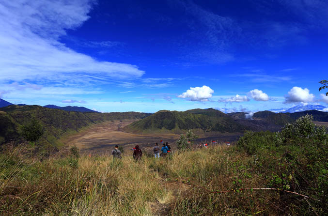 NEGERI ATAS AWAN: Suasana di P-30 di Sumber saat pagi hari. Destitasi wisata ini dipastikan masih aman dikunjungi wisatawan. (Foto: Zainal Arifin/Jawa Pos Radar Bromo)