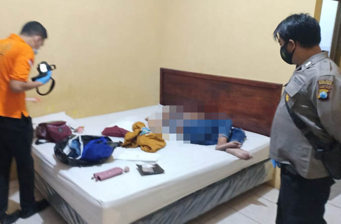 MASIH MUDA: Petugas kepolisian memeriksa jenazah Wilis Wulan Qomariyah yang ditemukan tak bernyawa di dalam kamar Hotel Paiton Asri, Kamis (16/12) malam lalu. (Foto: Polsek Paiton for Jawa Pos Radar Bromo)