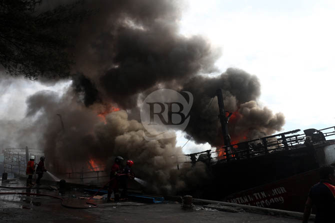 AMUK SI JAGO MERAH: Kebakaran kapal ikan yang bersandar di Pelabuhan Perikanan Pantai Mayangan, Kota Probolinggo, Senin dinihari hingga pagi. (Zainal Arifin/ Radar Bromo)
