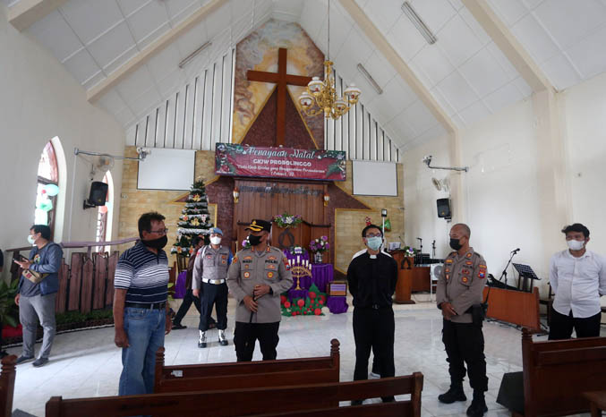 CEK LANGSUNG: Kapolres Probolinggo Kota AKBP Wadi Saâ€™bani (dua dari kiri) mengecek persiapan gereja untuk merayakan Natal, Senin (20/12). (Foto: Zainal Arifin/Jawa Pos Radar Bromo)