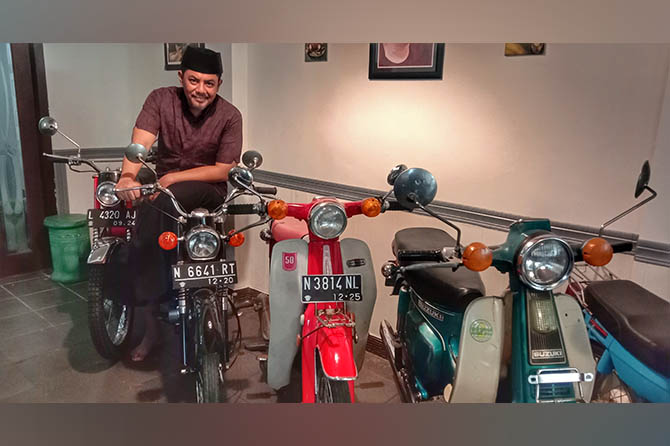 ANTIK: Gus Haris mengecek motor tua koleksinya. Melalui komunitas motor yang diikuti, dirinya merekatkan silaturahim sekaligus syiar agama. (Foto: Achmad Arianto/Jawa Pos Radar Bromo)