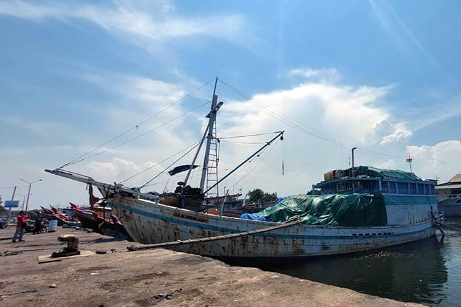 DISOROT: Aktivitas bongkar muat kapal di Tanjung Tembaga. (Rizky Putra Dinasti/Radar Bromo)