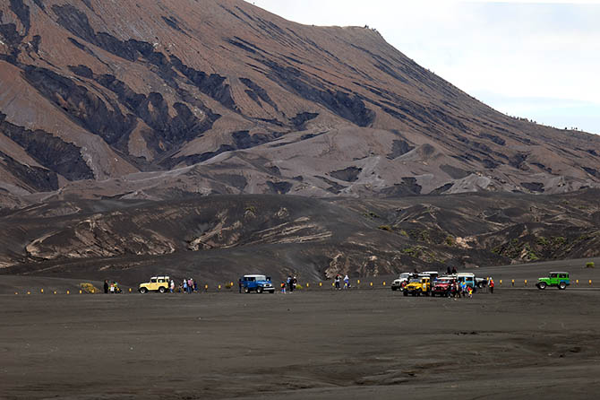 TETAP DIBUKA: Kawasan Lautan Pasir bromo. Saat wulan kapitu, lautan pasir Bromo akan disterilkan dari kendaraan selama 2 hari. (Zainal Arifin/Radar Bromo)