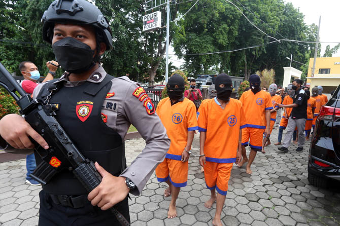 TERJERAT KASUS: Sejumlah tersangka saat dirilis di Mapolres Probolinggo Kota. (Zainal Arifin/ Radar Bromo)