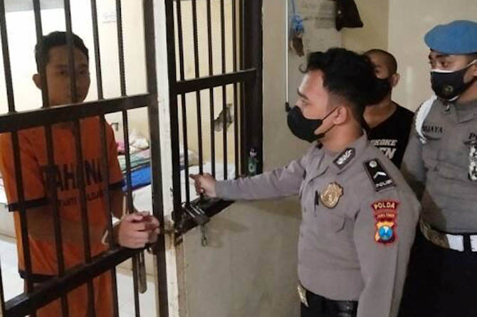Bripda Randy Bagus Hari Sasongko (baju orange) telah ditetapkan sebagai tersangka atas kasus meninggalnya Novia Widyasari. Mahasiswi Universitas Brawijaya (UB) Malang ini ditemukan tewas di samping pusara ayahanda. (istimewa)