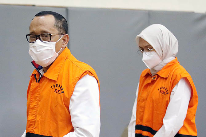TERUS DIDALAMI: Bupati Probolinggo nonaktif Puput Tantriana Sari dan suaminya Hasan Aminuddin saat dikeler di gedung KPK. (Dok. Radar Bromo)