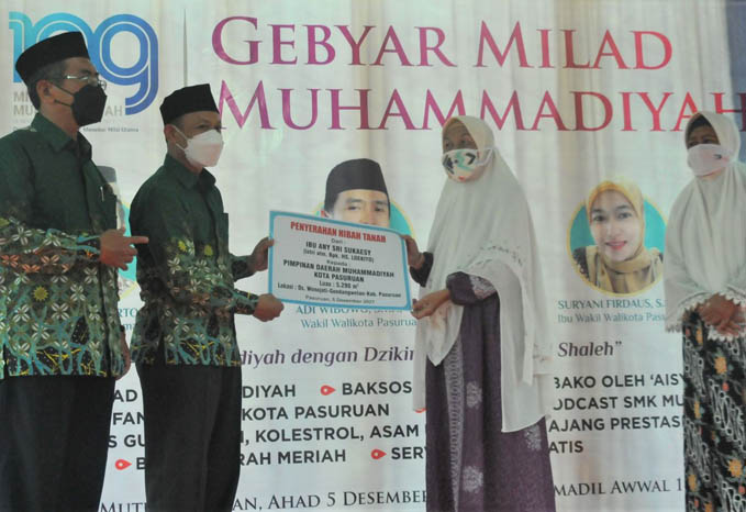 WUJUD NYATA: Penyerahan hibah tanah oleh Any Sri Sukaesy kepada PDM Kota Pasuruan Drs. H. Abu Nasir, M.Ag seluas 5.290 meter persegi di Desa Wonojati, Kecamatan Gondangwetan, Kabupaten Pasuruan pada Gebyar Milad Muhammadiyah Minggu (5/12). (Foto: Erri Kar