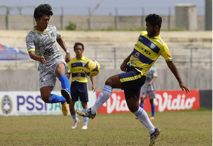 GAGAL MENANG: Gelandang Bertahan Persekap Saifullah (kiri), berebut bola dengan pemain Gresik United dalam laga, Senin (6/12) siang. Persekap kalah 2-1 dan gagal melaju ke babak 8 besar. (Foto: Angger Bondan/Jawa Pos)