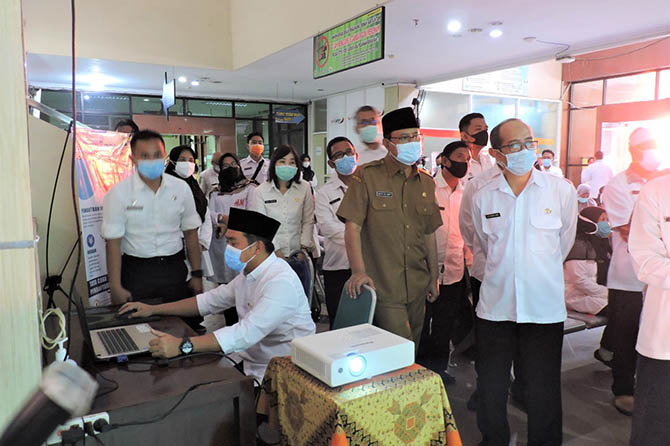 LAYANAN INOVATIF: Launching layanan antrean online E-New Purut disaksikan langsung oleh Wali Kota Pasuruan Drs H Saifullah Yusuf (tengah) yang didampingi Direktur RSUD dr R Soedarsono dr M Burhan MMRS (kanan). (RSUD dr R Soedarsono for Radar Bromo)