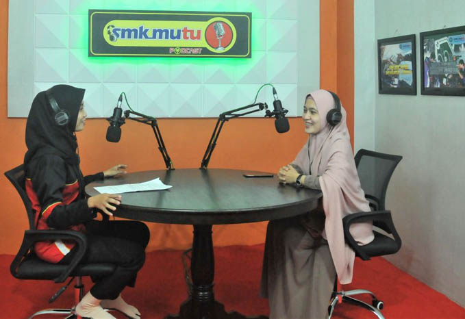 MATERI PERDANA: Launching Studio Podcast di SMK Mutu Pasuruan perdana, langsung wawancara dengan Suryani Firdaus Adi Wibowo S.Sos,I istri Wakil Wali Kota Pasuruan. (Foto : Erri Kartika/Jawa Pos Radar Bromo)