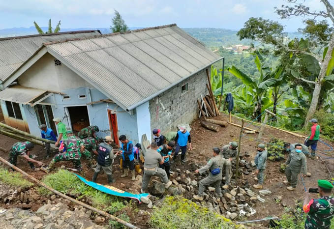 GOTONG ROYONG: Warga, anggota TNI, Polri, dan Satpol PP bekerja di lokasi longsor Desa Palangsari, Puspo. (Rosyidi/Jawa Pos Radar Bromo)