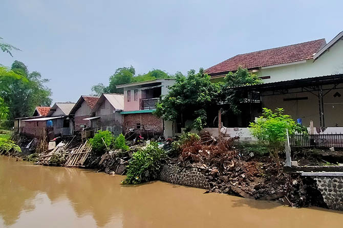 KIAN PARAH: Plengsengan Masangan sepanjang 100 merer di Masangan yang ambrol usai diguyur hujan deras, Rabu (8/12). (Iwan Andrik/Radar Bromo)