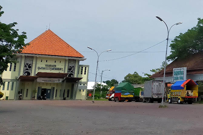 SENTRA PRODUK UNGGULAN: Kondisi gedung sentra produk unggulan atau Bangkodir Bangil yang kini kerap jadi tempat parkir truk. (Iwan Andrik/Radar Bromo)