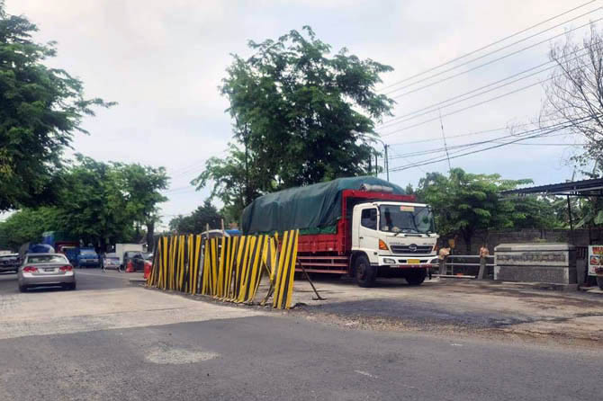 TINGGAL PENGASPALAN: Kendaraan yang melintas di Jembatan Latek yang sudah mulai diuji coba untuk dilintasi dua lajur. (Foto: Iwan Andrik/Jawa Pos Radar Bromo)