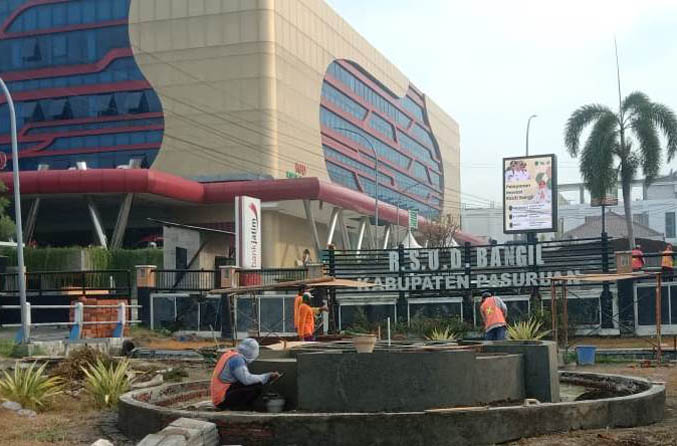 UBAH PERWAJAHAN: Halaman depan RSUD Bangil diperbaiki dengan taman dan tanaman baru. (Foto: Iwan Andrik/Jawa Pos Radar Bromo)