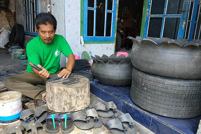 MENGHASILKAN: Mulyadi membuat produk kerajinan dari ban bekas. (Foto: Rizal F. Syatori/Jawa Pos Radar Bromo)
