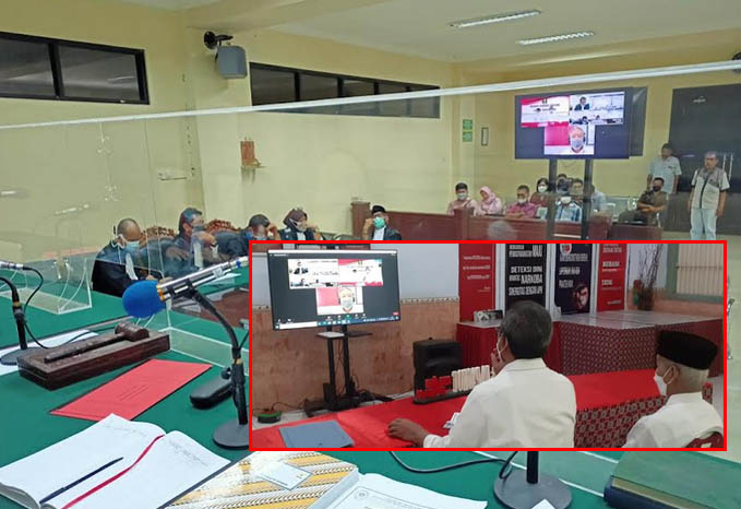 VIRTUAL: Suasana sidang di Pengadilan Tipikor. Inset: Terdakwa Riang Kulup Prayuda (kiri) mengikuti sidang secara online. (Foto: Kejari for Jawa Pos Radar Bromo)