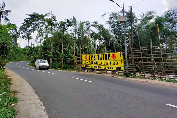 DITUTUP: TPS liar di tepi jalan provinsi Desa Gerbo, Purwodadi. (Rizal Syatori/Radar Bromo)