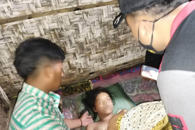 MEREGANG NYAWA: Salah satu dari tiga korban yang tersambar petir di Desa Ranugedang, Tiris, Minggu (19/12) sore lalu. (Foto: Polsek Tiris for Jawa Pos Radar Bromo)