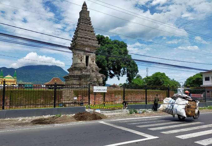 TAMBAH APIK: Dari Jalan Raya Pandaan menuju Tretes, Candi Jawi terlihat lebih bersih dan gagah setelah diberi pagar keliling baru dari besi. (Foto: Rizal F Syatori/Jawa Pos Radar Bromo)