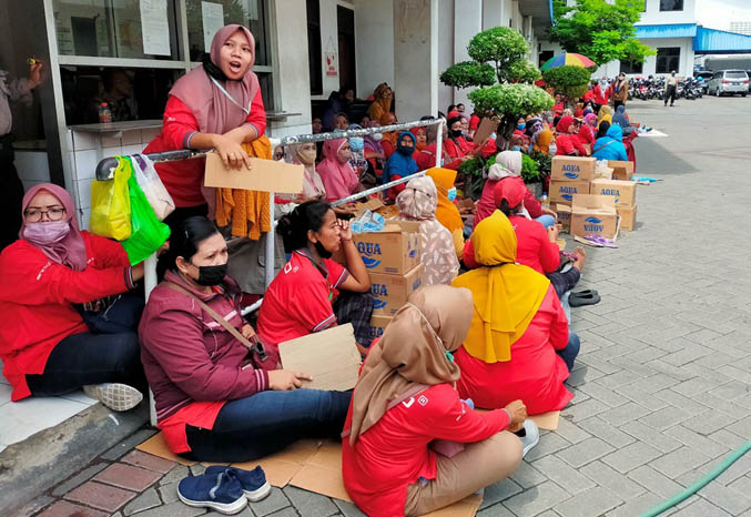 BENTUK PROTES: Buruh yang menolak PHK dan tetap datang ke pabrik alas kaki PT Halim Jaya Sakti, Desa Kejapanan, Kecamatan Gempol. (Foto: Rizal F Syatori/Jawa Pos Radar Bromo)