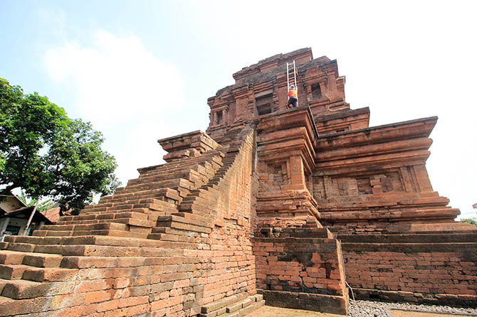 BISA DIKUNJUNGI: Candi Gununggangsir yang ada di Beji. Seiring dengan status Kabupaten Pasuruan yang berada di Level 2, kini wisata cagar budaya sudah dibuka. (Foto: M Zubaidillah/Jawa Pos Radar Bromo)