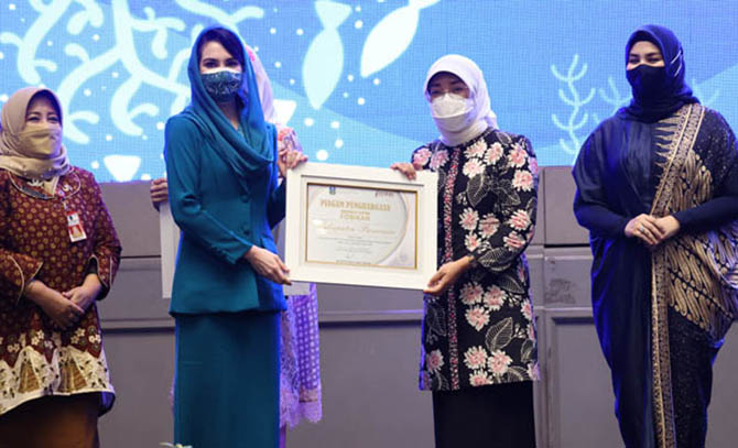APRESIASI: Penghargaan Forikan Award 2021 diberikan langsung oleh Ketua Forikan Jatim Arumi Emil Dardak kepada Ketua Forikan Kabupaten Pasuruan Lulis Irsyad Yusuf. (Foto: Pemkab Pasuruan for Jawa Pos Radar Bromo)