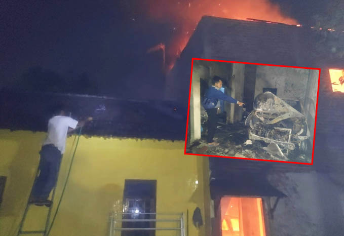 MEMBARA: Rumah di Desa Warungdowo yang terbakar, Selasa (14/12) malam. Inset: Mobil milik Eko Pranoto, warga Desa Warungdowo, Kecamatan Pohjentrek, Kabupaten Pasuruan, yang terbakar. (Foto: Istimewa)