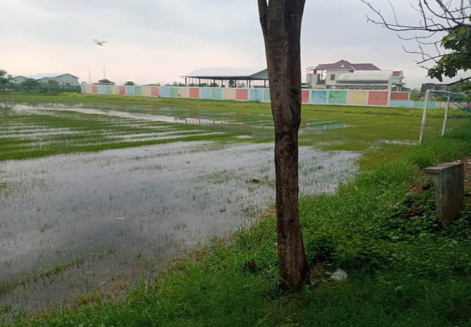 SEBELUM SURUT: Genangan yang terjadi di lapangan Randusari. (Foto: Istimewa)