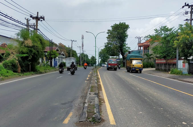 SUDAH TIPIS: Median jalan nasional di kawasan Desa Bareng, Pandaan. (Foto: Rizal F. Syatori/Jawa Pos Radar Bromo)