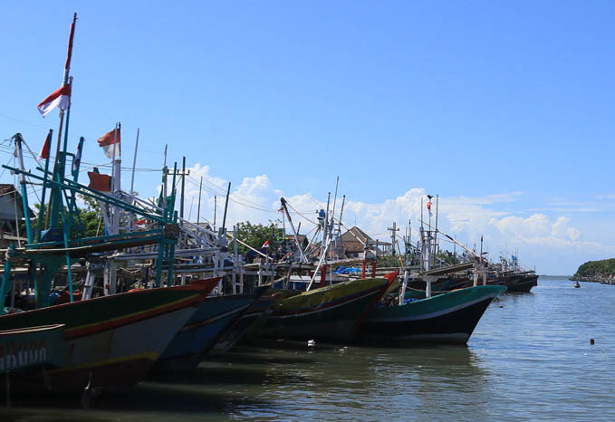 SANDAR: Sejumlah kapal nelayan Kota Pasuruan sandar di Pelabuhan Pasuruan, beberapa waktu lalu. Sejak sepekan terakhir hasil tangkapan ikan nelayan mulai membaik. (Foto: Jawa Pos Radar Bromo)