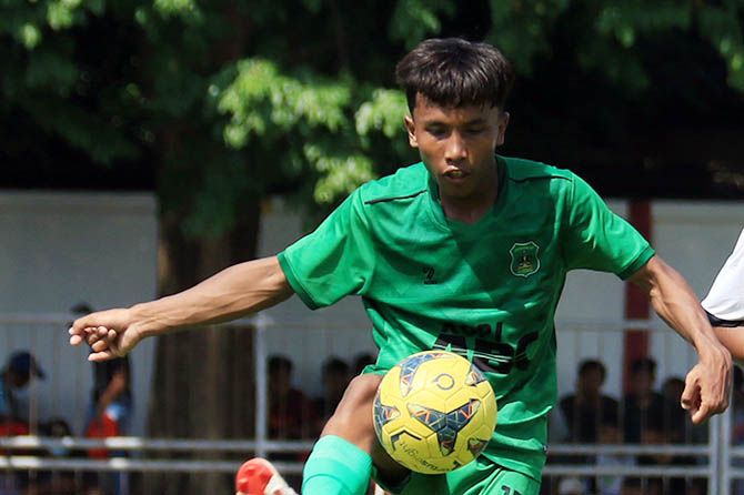 ON FIRE: Winger Persekap Jr Choirul Ibat yang telah mencetak tiga gol kembali diandalkan melawan Persewangi Jr, sore nanti. (Mokhamad Zubaidillah/Radar Bromo)