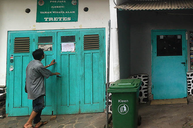 BERISIKO: Pos pendakian Gunung Arjuno di Tretes yang ditutup sementara. (Foto: M Zubaidillah/Jawa Pos Radar Bromo)