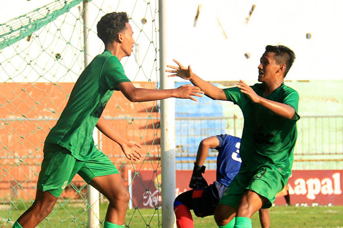 SUDAH LOLOS: Suhandoko dan Rizky Nanda Putra, merayakan gol saat laga melawan Arema FC di babak penyisihan. Saat ini Persekap Jr menanti jadwal babak 16 Besar. (Foto: M Zubaidillah/Jawa Pos Radar Bromo)