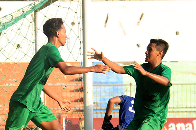 LOLOS FASE GRUP: Para penggawa Persekap Jr merayakan kemenangan usai mengalahkan Arema FC Jr. (Mokhamad Zubaidillah/Radar Bromo)