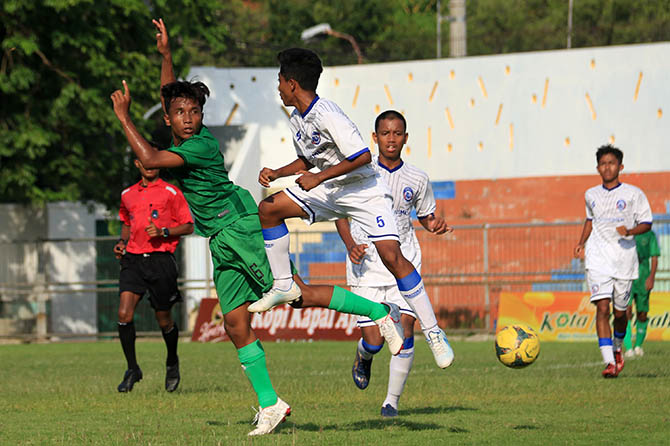 LAGA AKHIR PENYISIHAN: Pemain Persekap (kostum hijau) saat meladeni Arema FC di babak penyisihan lalu. Persekap menjadi runner up grup D dan lolos ke 16 besar. (Foto: M Zubaidillah/Jawa Pos Radar Bromo)
