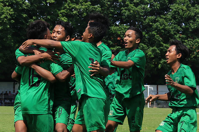 SONGSONG 16 BESAR: Para penggawa Persekap Jr merayakan kemenangan atas Maestro FC, beberapa waktu lalu. (Mokhamad Zubaidillah/Radar Bromo)