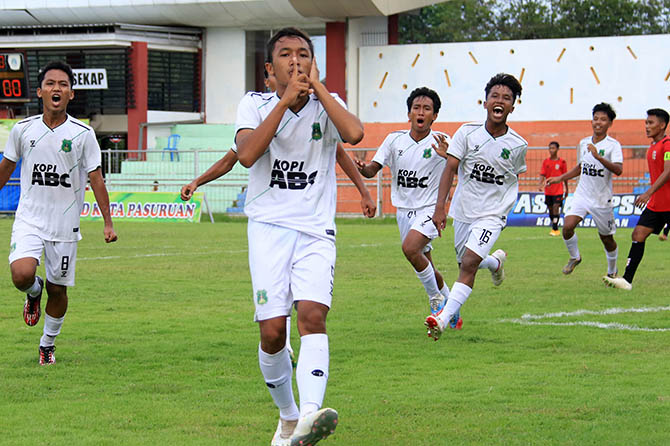 GAGAL MENANG: Pemain Persekap Jr (kostum putih) saat berlaga melawan Persewangi Junior. Dalam laga tersebut, Persekap Jr Cuma meraih hasil seri. (Foto: M Zubaidillah/Jawa Pos Radar Bromo)