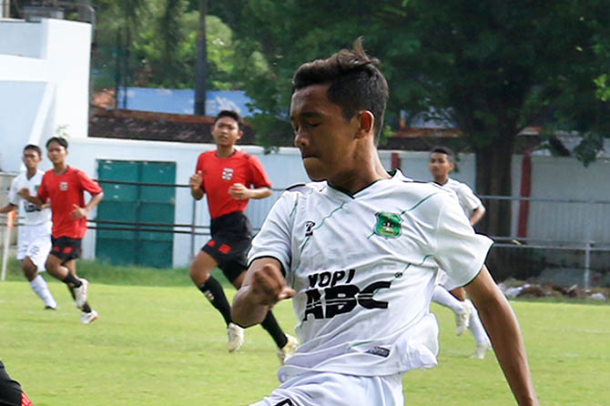 HARUS BIKIN GOL: Penyerang Persekap Jr M Rizky Nanda Putra saat laga melawan Persewangi lalu. Di laga sore nanti, Persekap Jr akan menurunkan tiga striker sekaligus. (Foto: M Zubaidillah/Jawa Pos Radar Bromo)