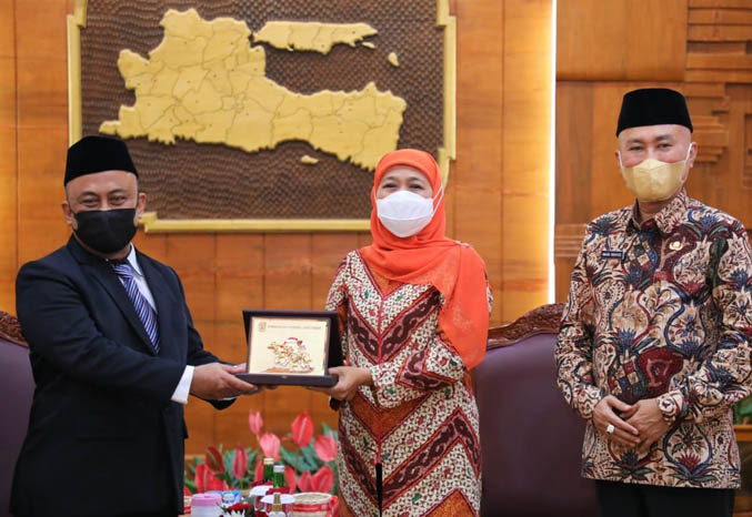 TERPILIH: Dari kiri, Kepala SMAN 1 Bangil, Imron Rosidi, Gubernur Jatim Khofifah dan Kepala Dinas Pendidikan Jatim Wahid Wahyudi setelah penandatanganan MoU.