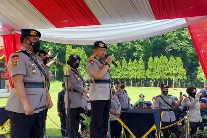 BEKALI MOTIVASI: Wadankor BrimobÂ Brigjen Pol Drs Setyo Boedi (kanan) didampingi Kapusdik Brimob Kombes Pol Heri Sulesmono SIK (kiri) memberikan arahan dan motivasi. (Foto: Untoro/Jawa Pos Radar Bromo)