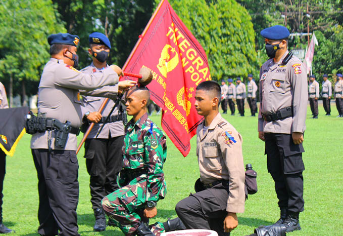 SOLIDITAS: Penyiraman bunga setaman oleh Kombes Pol Heri Sulesmono SIK kepada salah satu anggota TNI peserta diklat. (Istimewa)